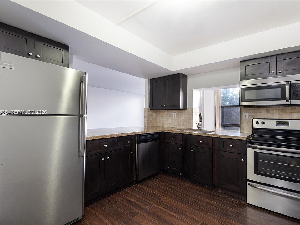 1st image of 1000 Parkview Dr APT 302