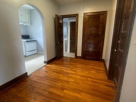 4th image of 1110 E 10th St APT 1