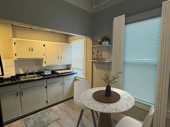 3rd image of 715 N Nevada Ave APT 3
