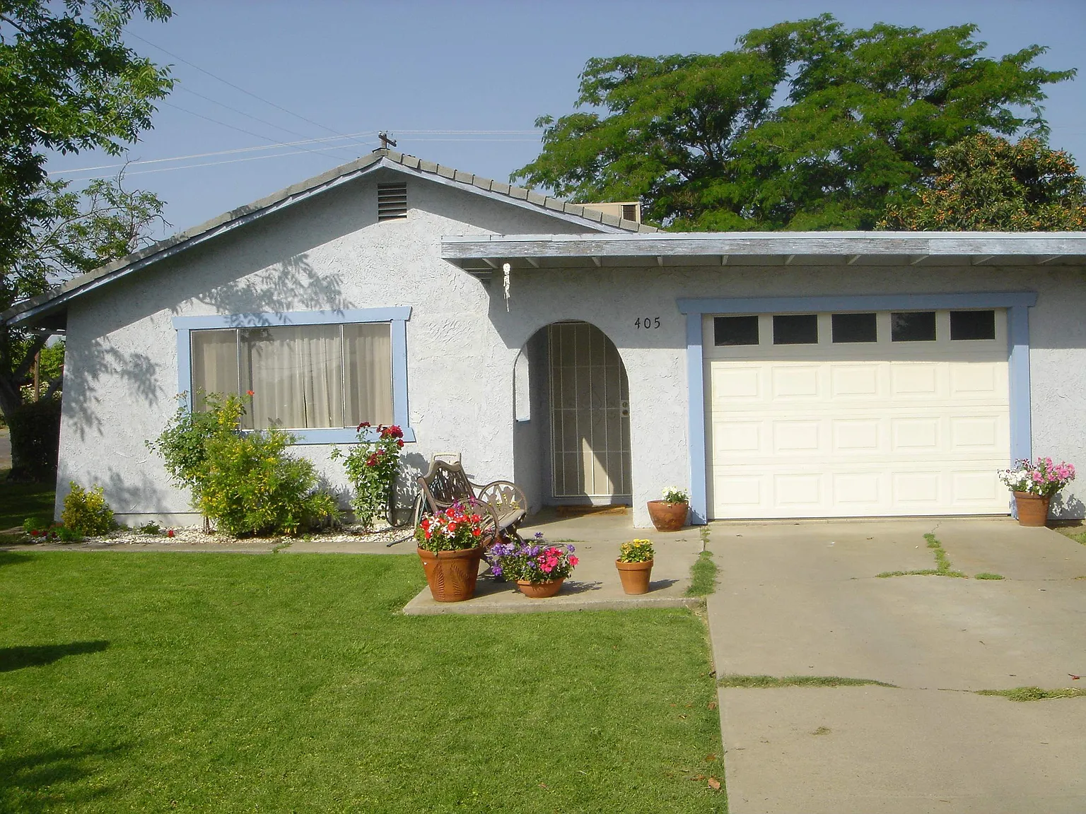 405 Sierra Ave photo 1