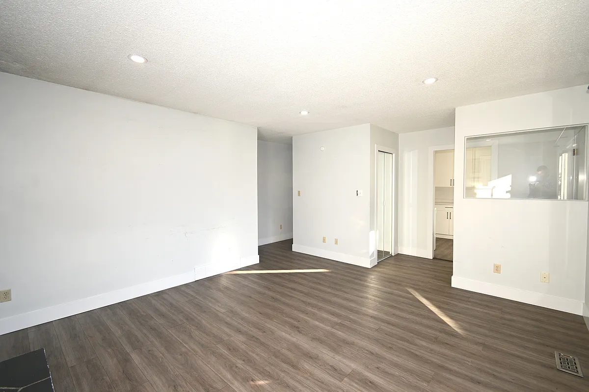 Building Photo - 282 Clark Cres #A