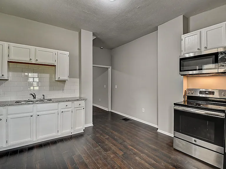 417 N State Ave — Photo 12