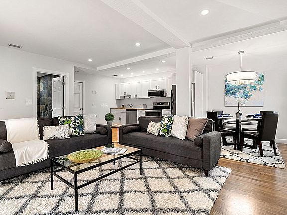 3rd image of 423 Bunker Hill St APT 1