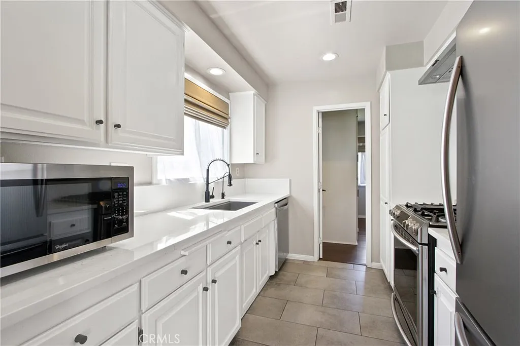 3 bed, 1336 sqft, $4,700 — Photo 4