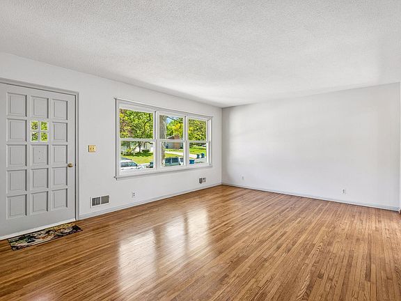 3rd image of 2350 Wellswood Curv