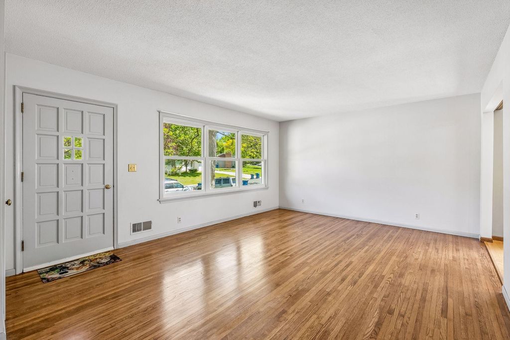 2350 Wellswood Curv, Bloomington, MN - View 3