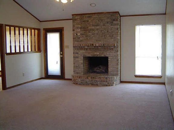 2nd image of 1024 N Fannin St