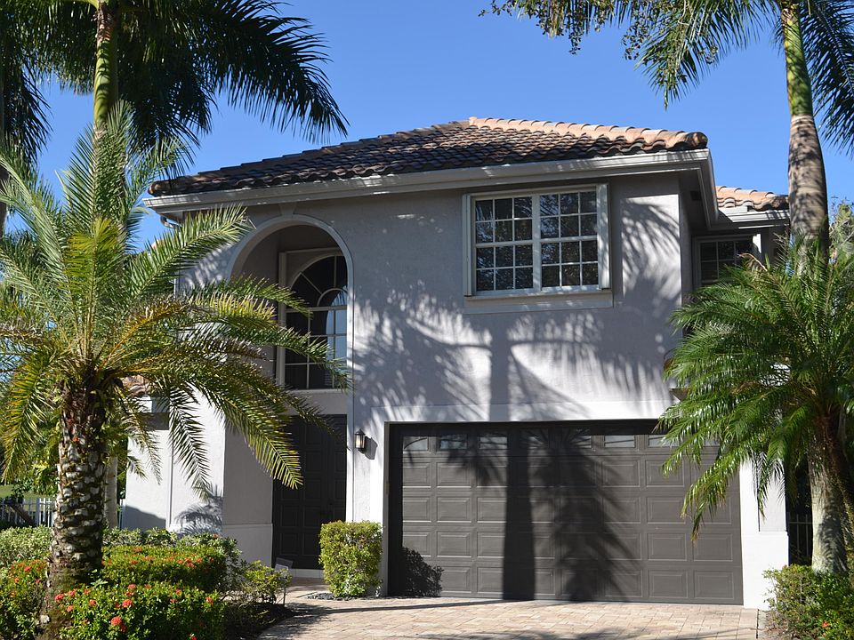 Home For Sale In Woodfield Country Club