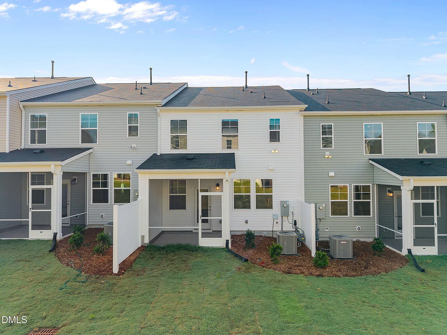 3 bed, 2.5 bath, 1792 sqft, $1,950 — Photo 2
