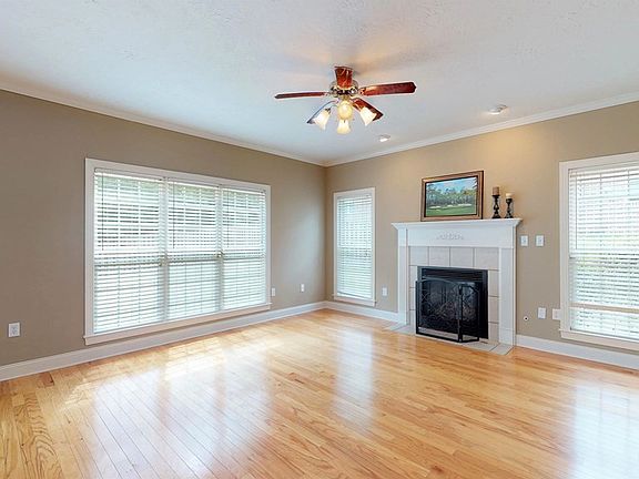 3rd image of 932 Woody Hill Cir