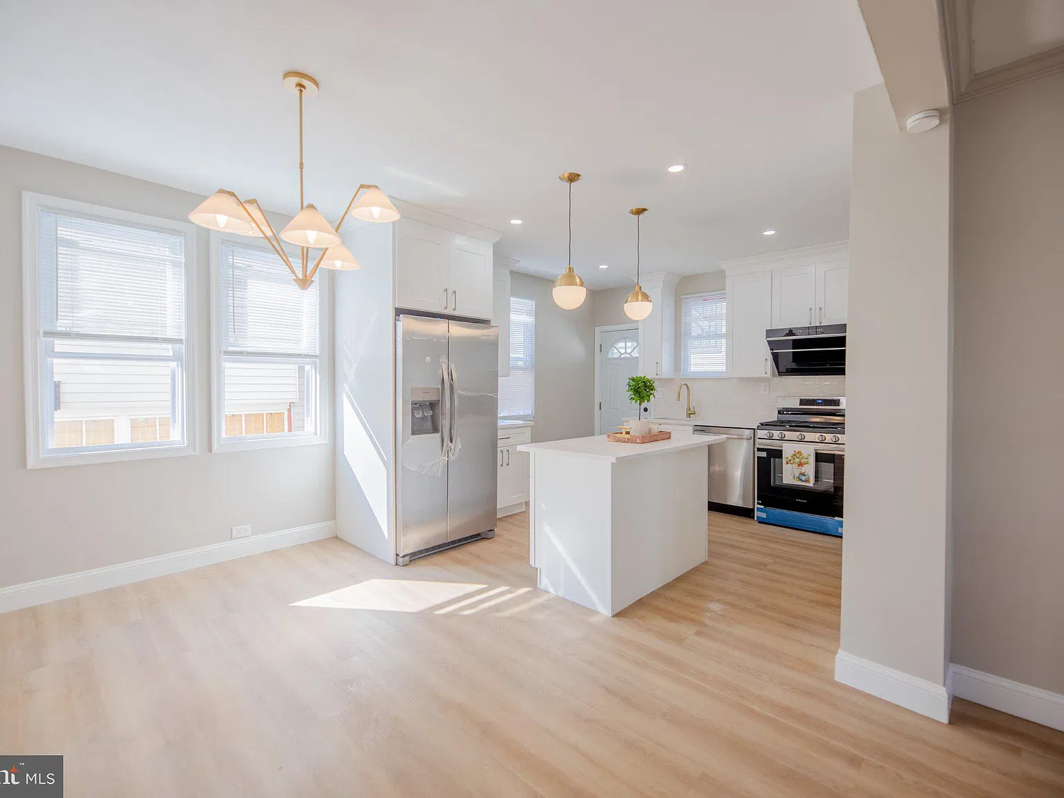 3 bed, 2.0 bath, 1096 sqft, $2,850 — Photo 4