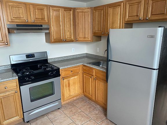 2nd image of 92 Pulaski St