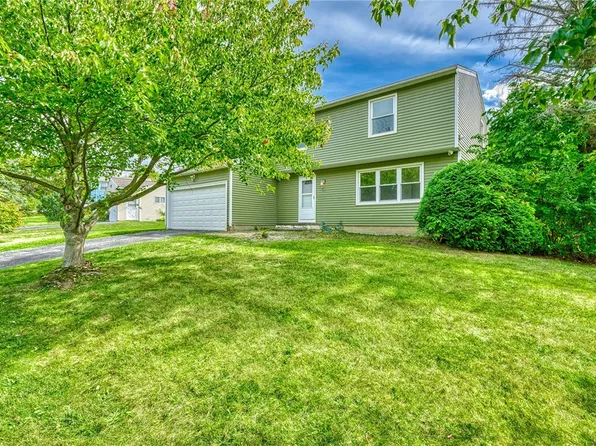 51 Beacon Hills Dr N, Penfield, NY 14526
