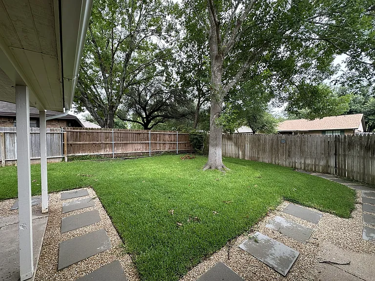2211 Stagecoach Trl — Photo 17