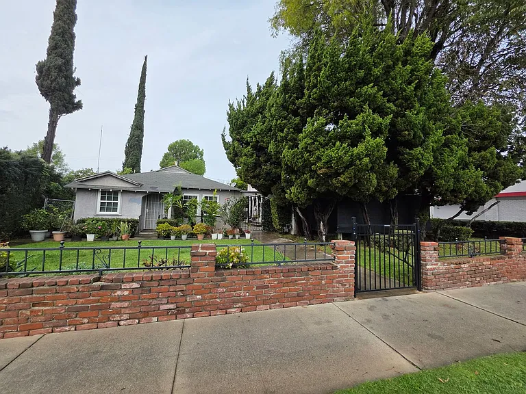 5547 Woodman Ave — Photo 3