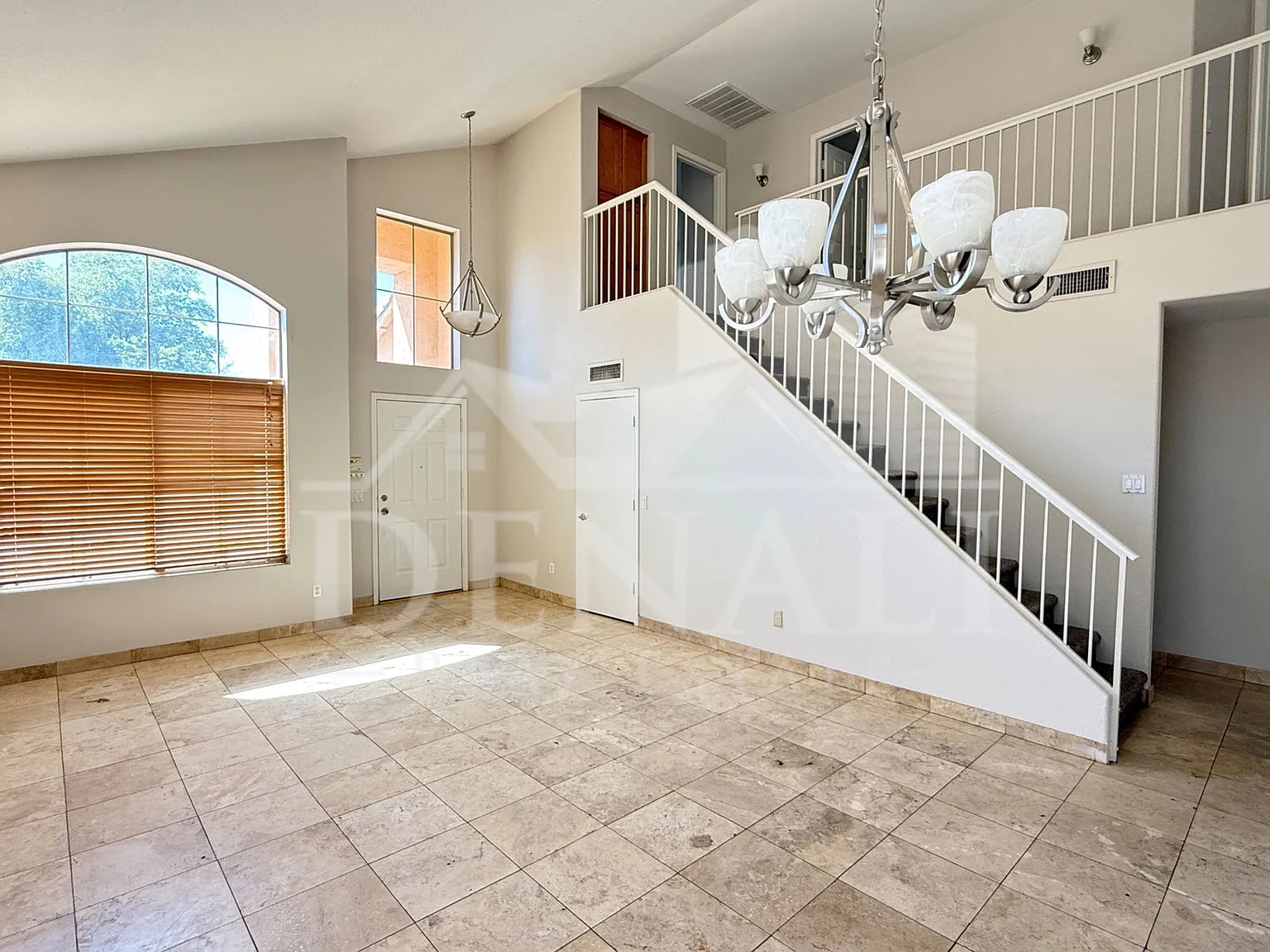 5 bed, 3.0 bath, 2053 sqft, $2,595 — Photo 4