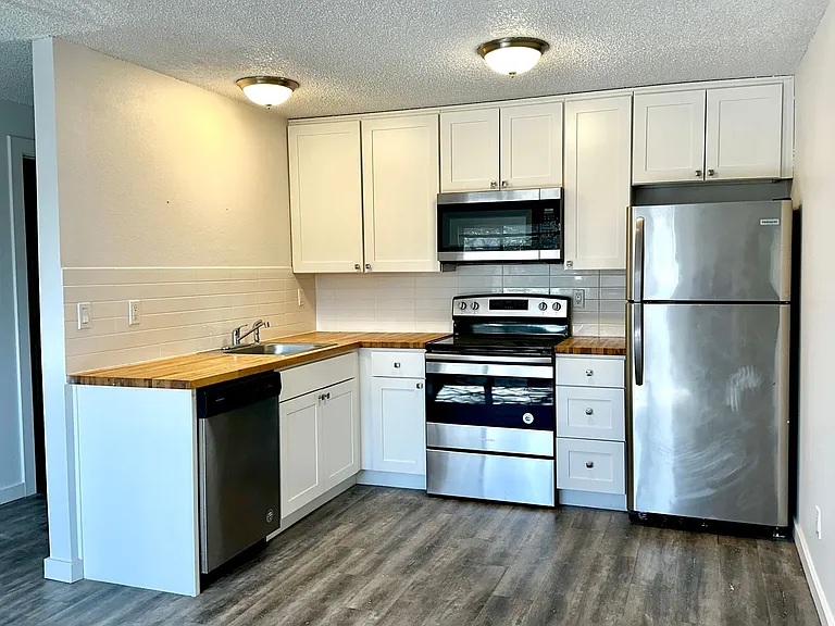 Wright Park Apartments — Photo 14