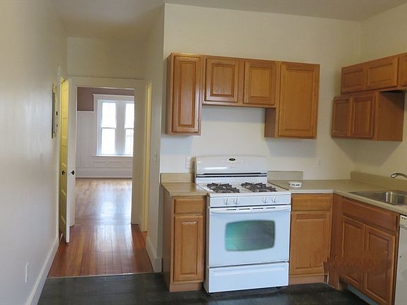 3rd image of 39 Strathmore Rd APT 2
