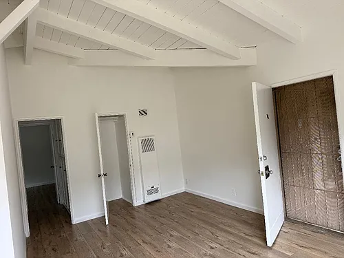 1759 Winona Blvd #11 Photo 1