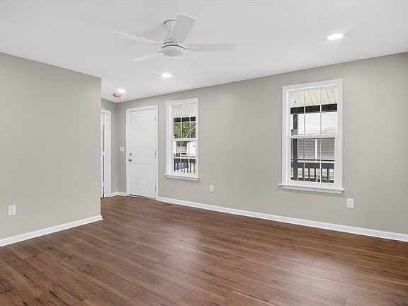 4th image of 904 Elm St