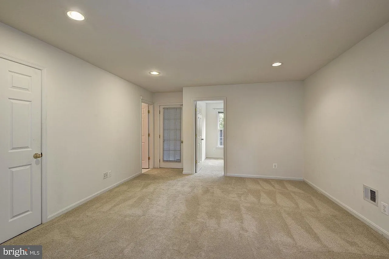 4 bed, 3.5 bath, 2400 sqft, $3,800 — Photo 2