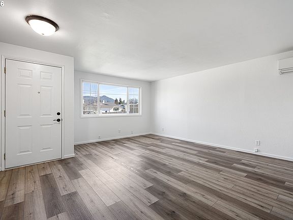 3rd image of 422 S 49th Pl