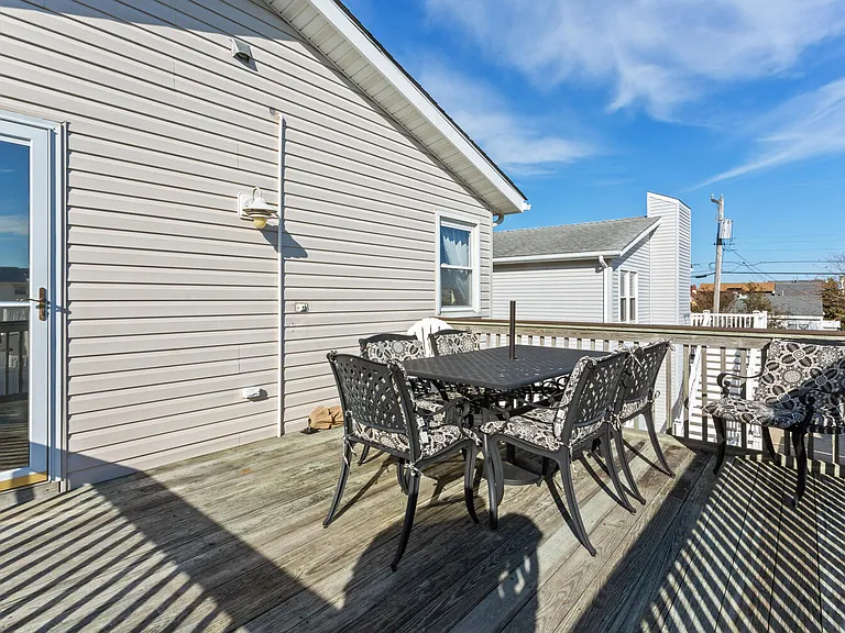 606 W Beach Ave — Photo 52
