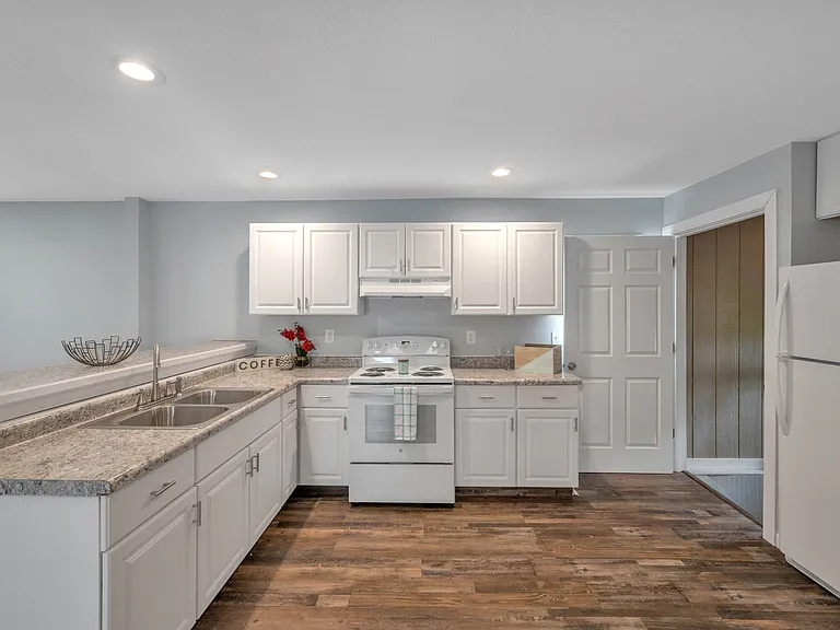 905 Woodsdale Ave — Photo 10