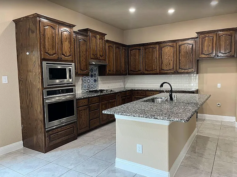 604 Darby Ln — Photo 8