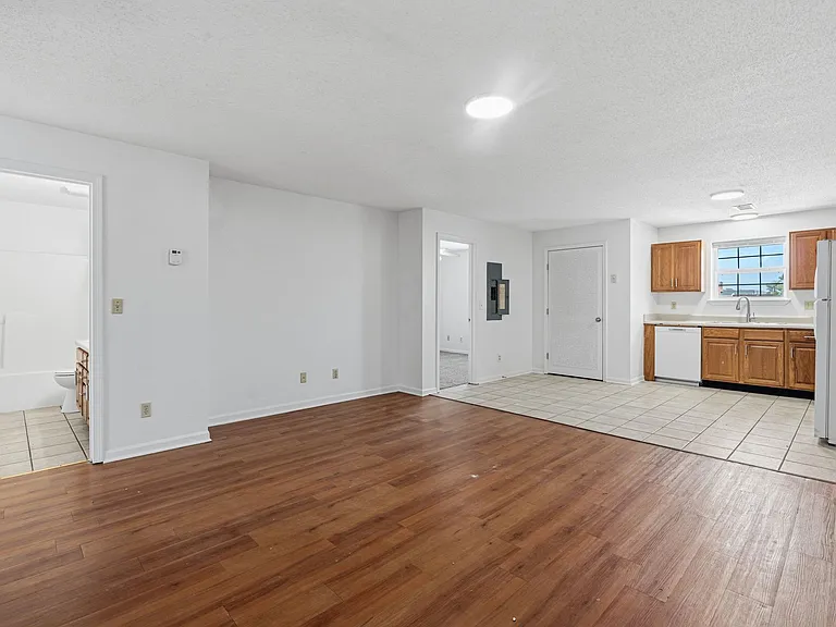 Mid-Town Apartments — Photo 25