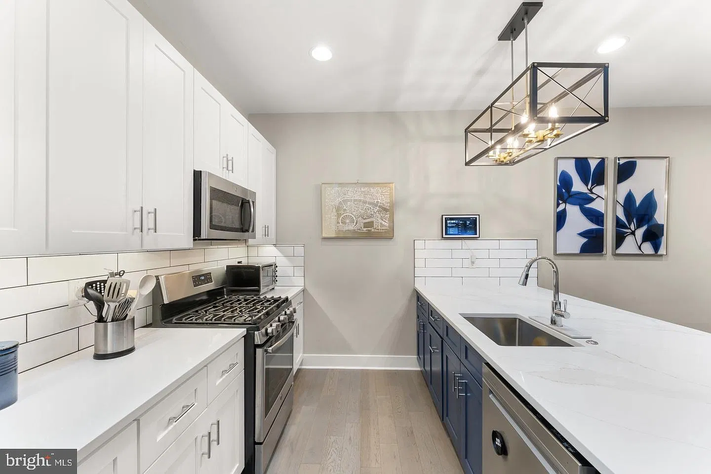 3 bed, 3.0 bath, 2129 sqft, $3,250 — Photo 3