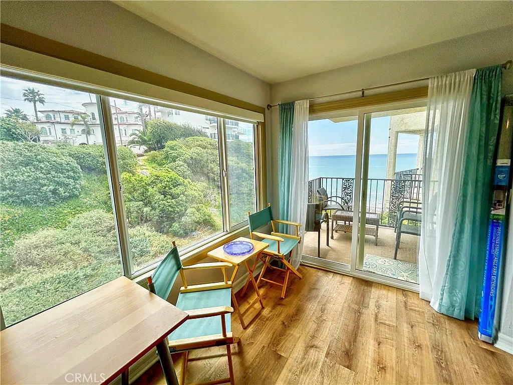 258 W Escalones — Photo 3