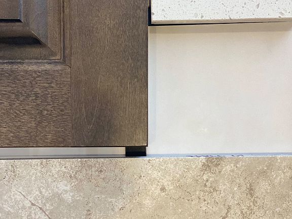 Cabinets / Backsplash / Quartz Top