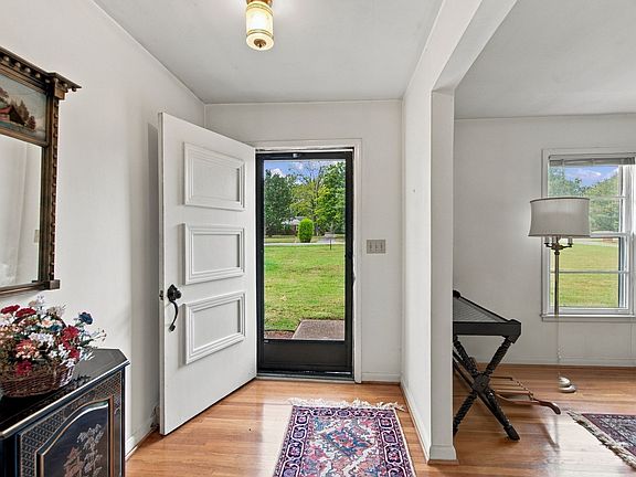 5th image of 6313 Robin Hill Rd