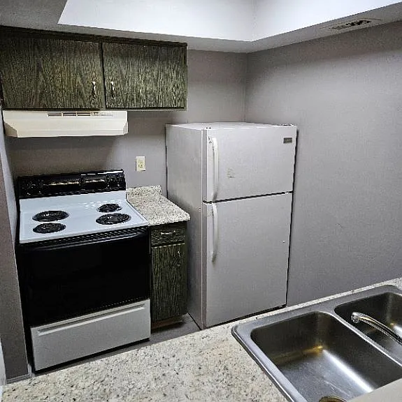1592 Woodman Dr #10 — Photo 2