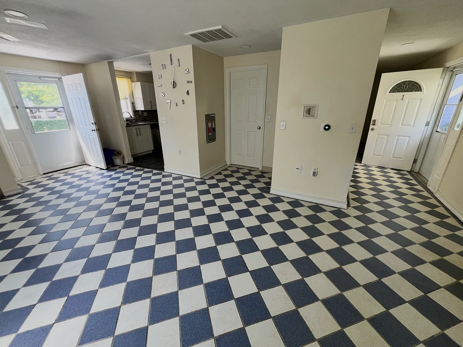 3 bed, 1.5 bath, 1112 sqft, $3,700 — Photo 3