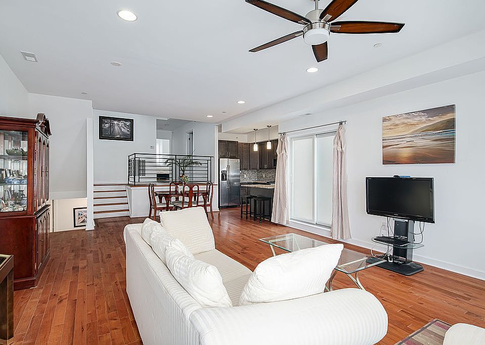 2nd image of 413-15 Wallace St #3D