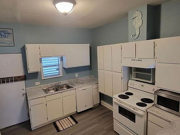 Kitchen 1.
