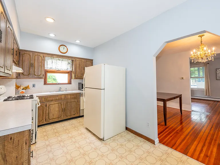 138 Harding Ave — Photo 10