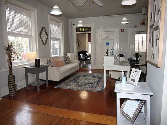 4th image of 122 Elm St
