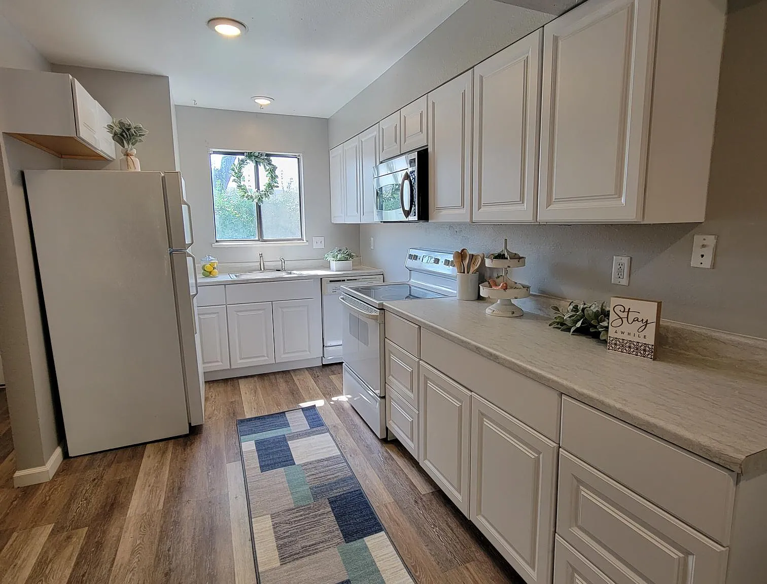 Updated 2 bedroom apartment next to Riverbend Park! — Photo 4