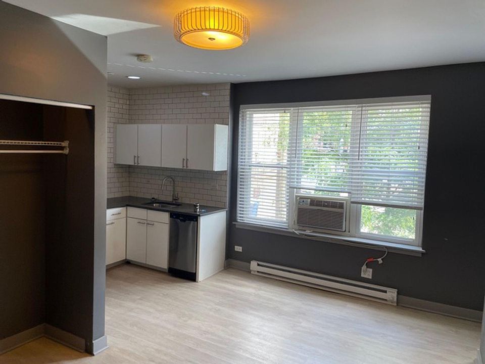 1st image of 946 W Montrose Ave #206