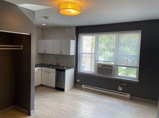 946 W Montrose Ave #206, Chicago, IL 60640