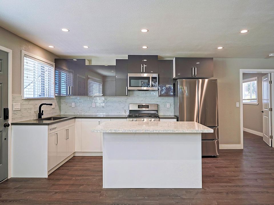 Beautiful Open Kitchen with Island