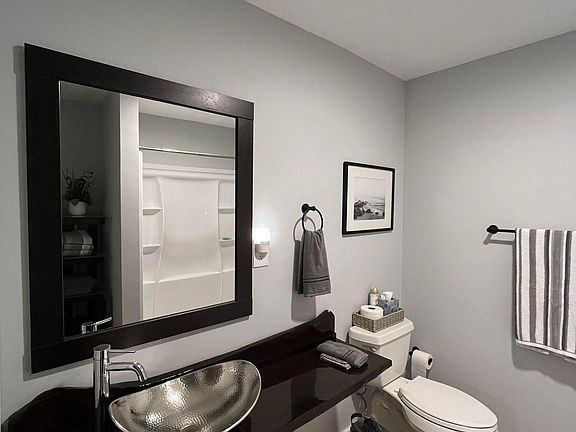 5th image of 219 Williamsburg St