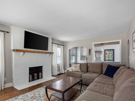 3rd image of 288 Rosemont Gdn