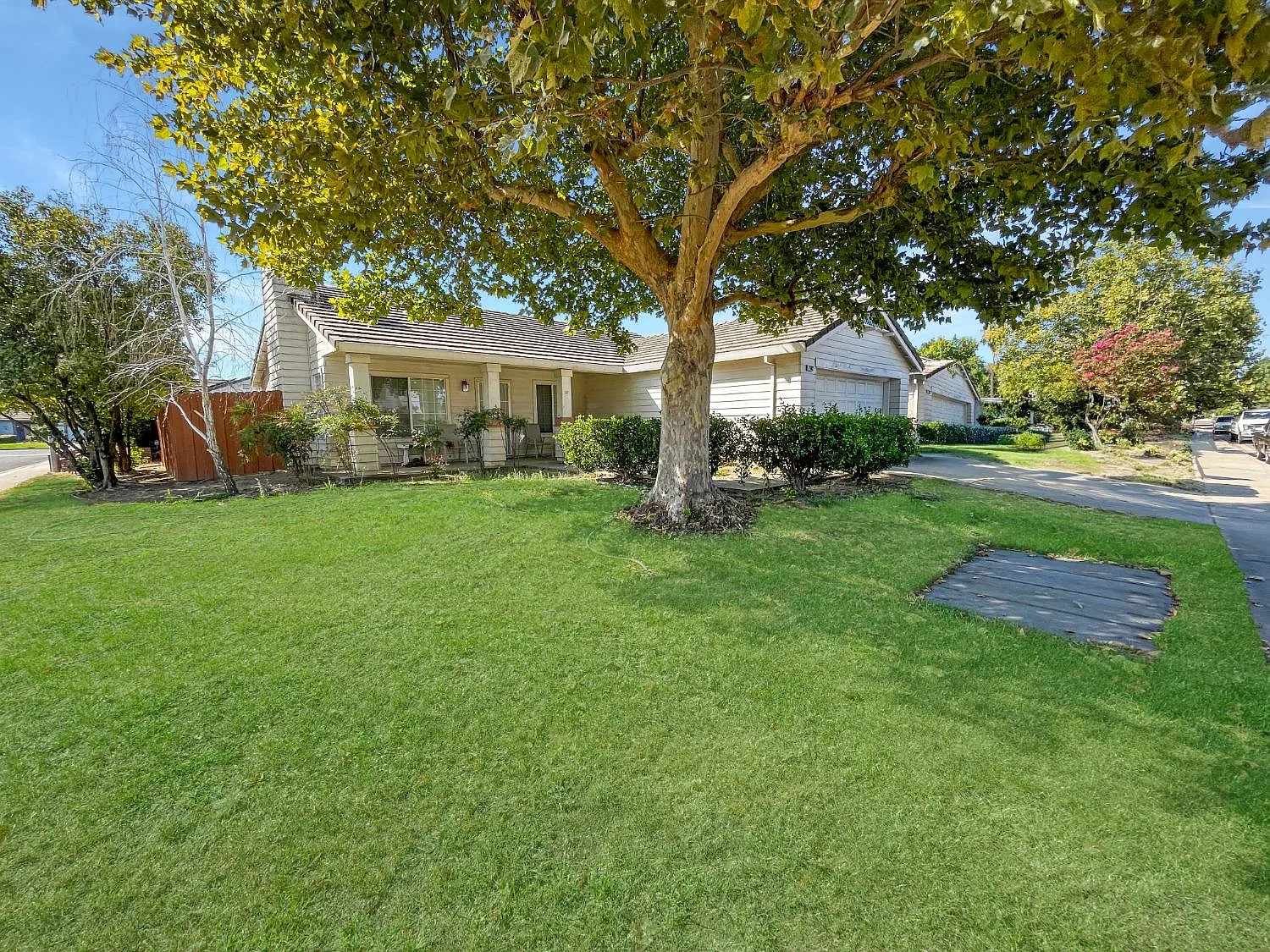 2602 Eureka Dr photo 1