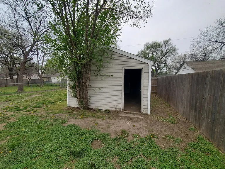 631 N Edwards Ave — Photo 19