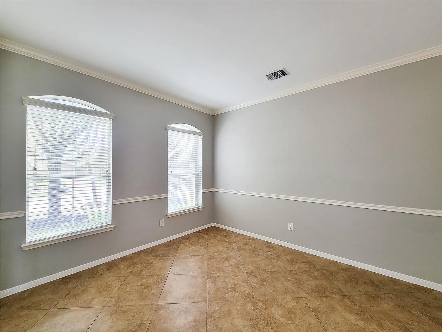 6 bed, 4.0 bath, 4296 sqft, $2,995 — Photo 3