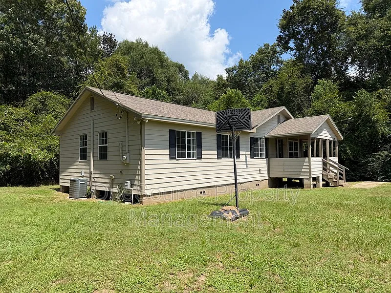 3 bed, 2.0 bath, $1,350 — Photo 2